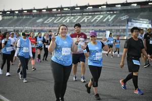 BIB: 80231, 512, 83377
                            <button type="button" onclick="openModal(10466095)" class="btn btn-primary btn-sm float-right btn-popup" data-toggle="modal" data-target=".modal-high-quality">
                        <i class="fas fa-shopping-cart"></i> Add to Cart
                    </button>
                                            <button type="button" onclick="isThisMe(10466095, true)" class="btn btn-success btn-sm float-right btn-popup btn-isme hidden" data-toggle="tooltip" data-placement="bottom" title="นี่คือรูปของคุณใช่ไหม คลิกที่นี่เพื่อเอาเข้าอัลบั้ม">
                        <i class="fas fa-plus"></i> Add to album
                    </button>
                    <button type="button" onclick="isThisMe(10466095, false)" class="btn btn-warning btn-sm float-right btn-popup btn-isnotme hidden">
                        <i class="fas fa-ban"></i> Remove from album
                    </button>